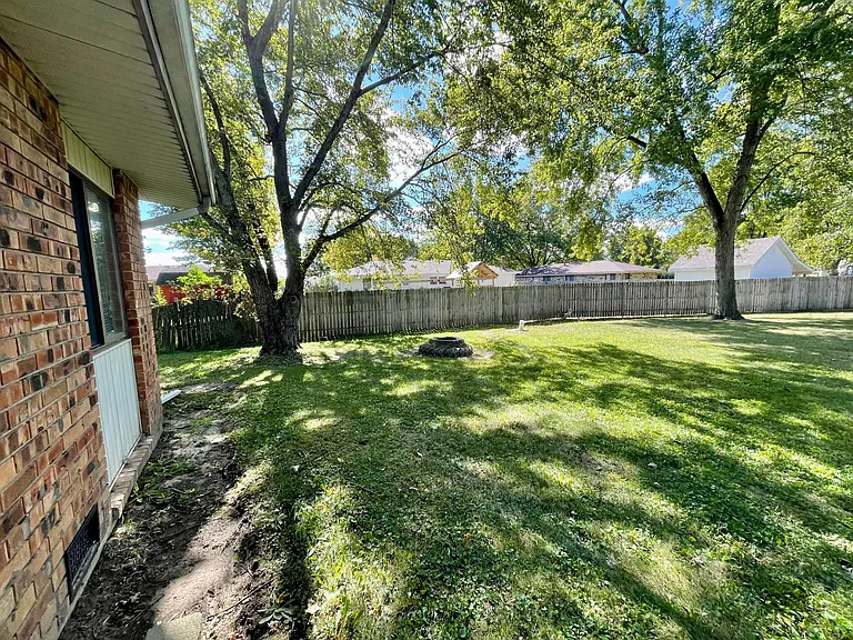 322 Heritage Ct — Photo 18