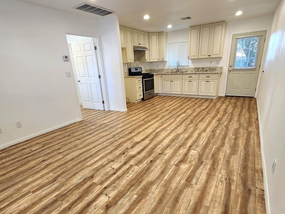 Living room/kitchen.