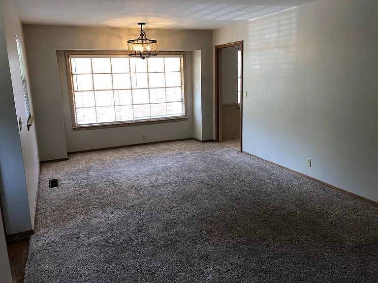 3613 N Drexel Blvd — Photo 7