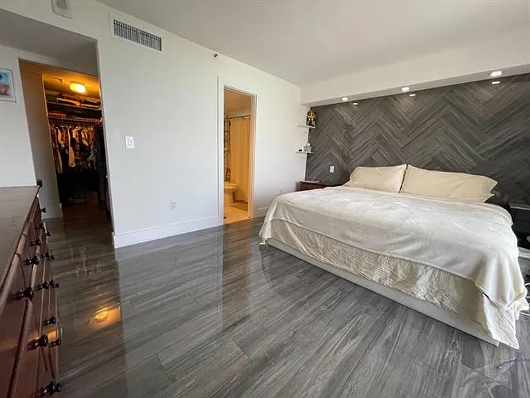2457 Collins Ave #504 — Photo 2