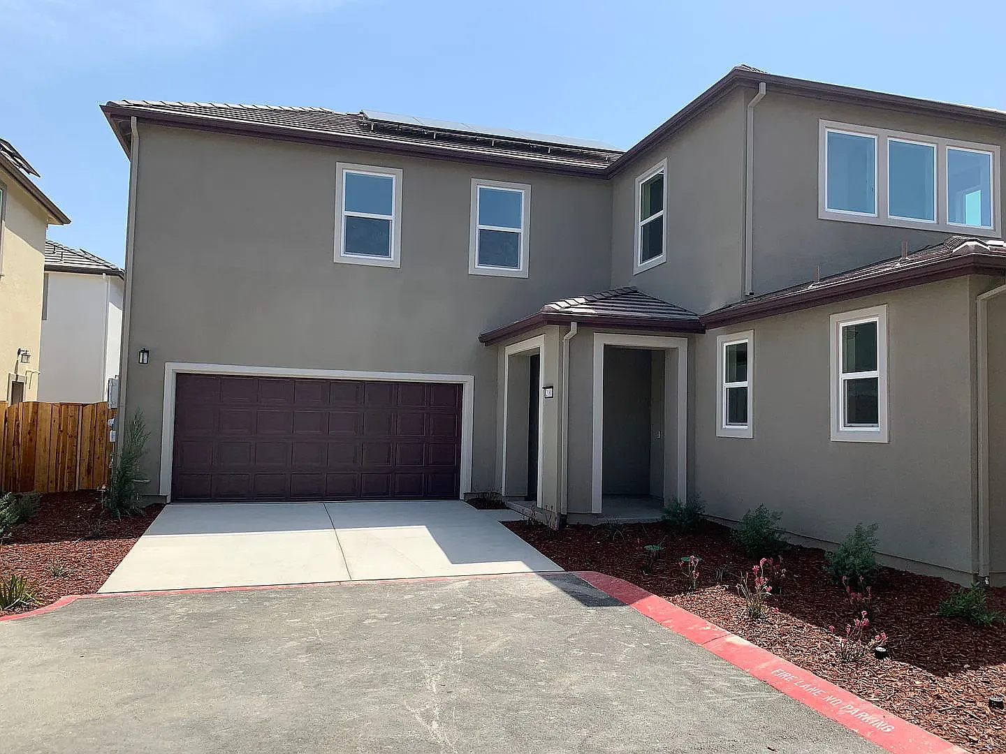 4 bed, 1992 sqft, $2,950 — Photo 2