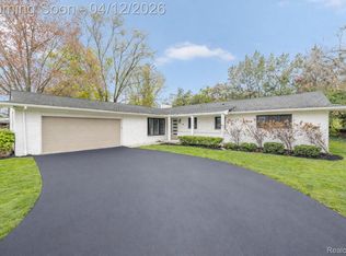 6850 White Pine Dr, Bloomfield Hills, MI