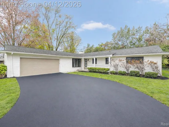 6850 White Pine Dr, Bloomfield Hills, MI 48301