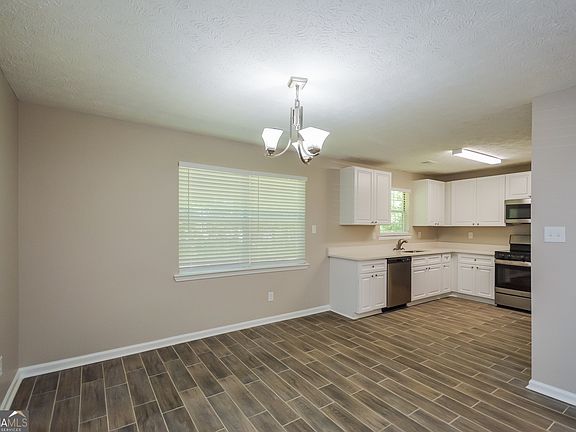 4th image of 15 Ashley Dr