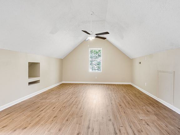 3rd image of 2902 Meadowhill Dr