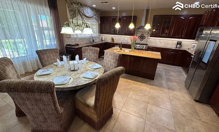 Fully equipped kitchen with seating for 6