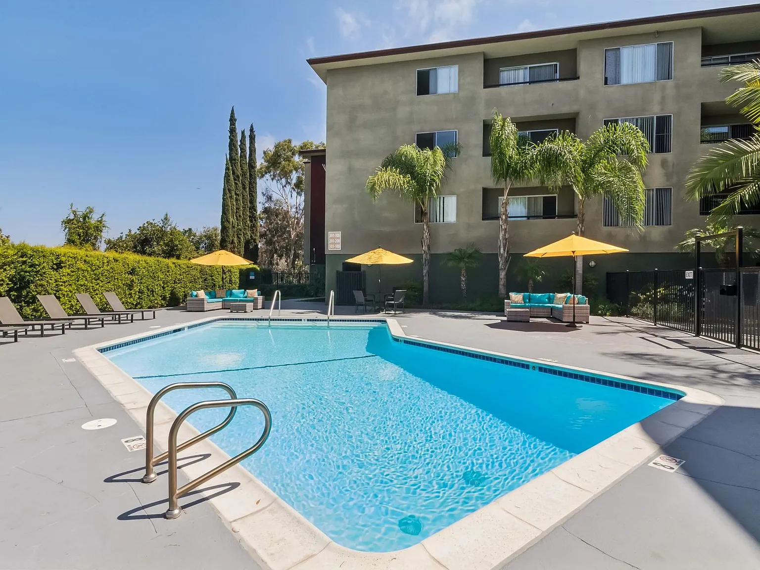 Penthouse Apartments | Free Garage Parking | New Specials — Photo 2