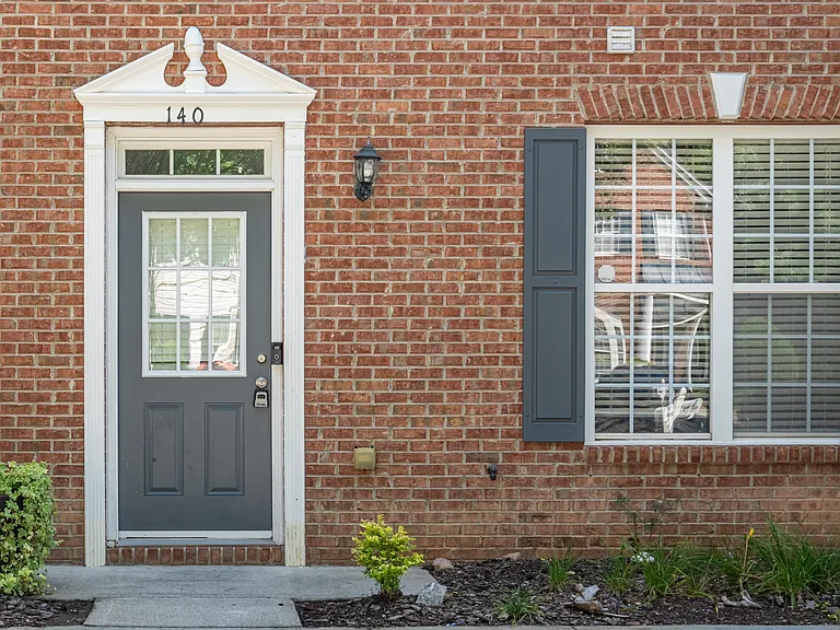 140 Galecrest Dr — Photo 2