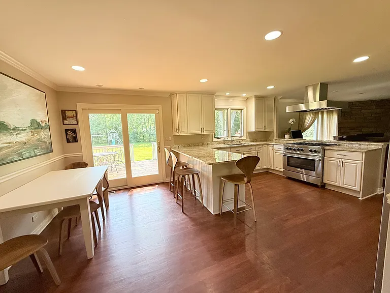1447 Carol Ln — Photo 15
