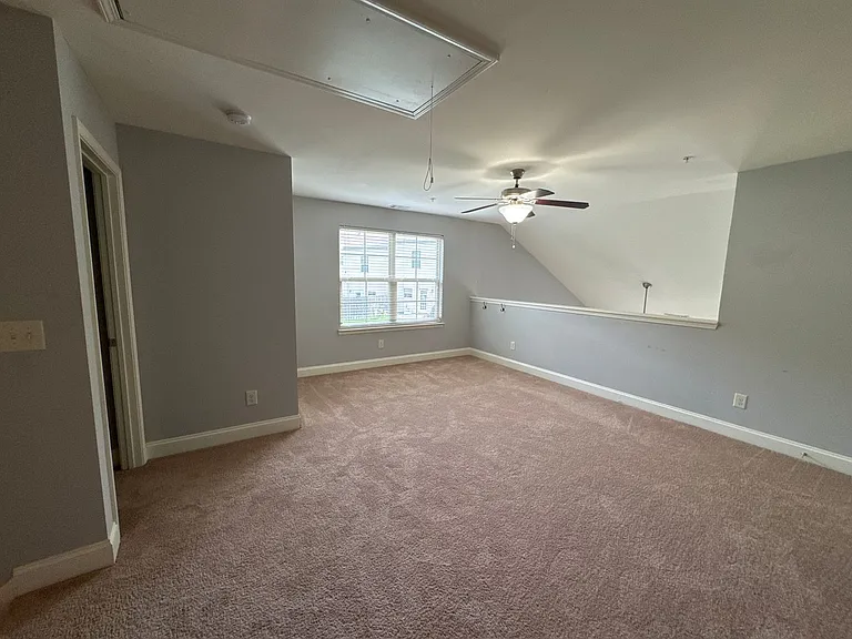 1034 Chatsworth Dr — Photo 16