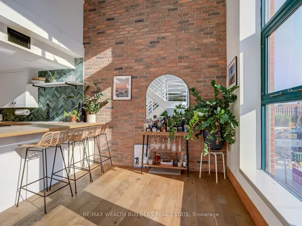 393 King St E #403, Toronto, ON M5A 1L3