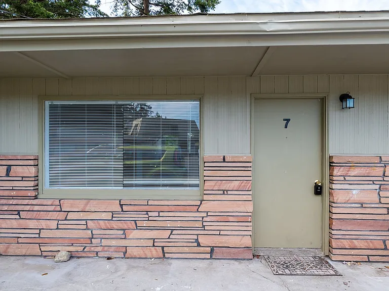 M1364 - 33010 SR 20 — Photo 9