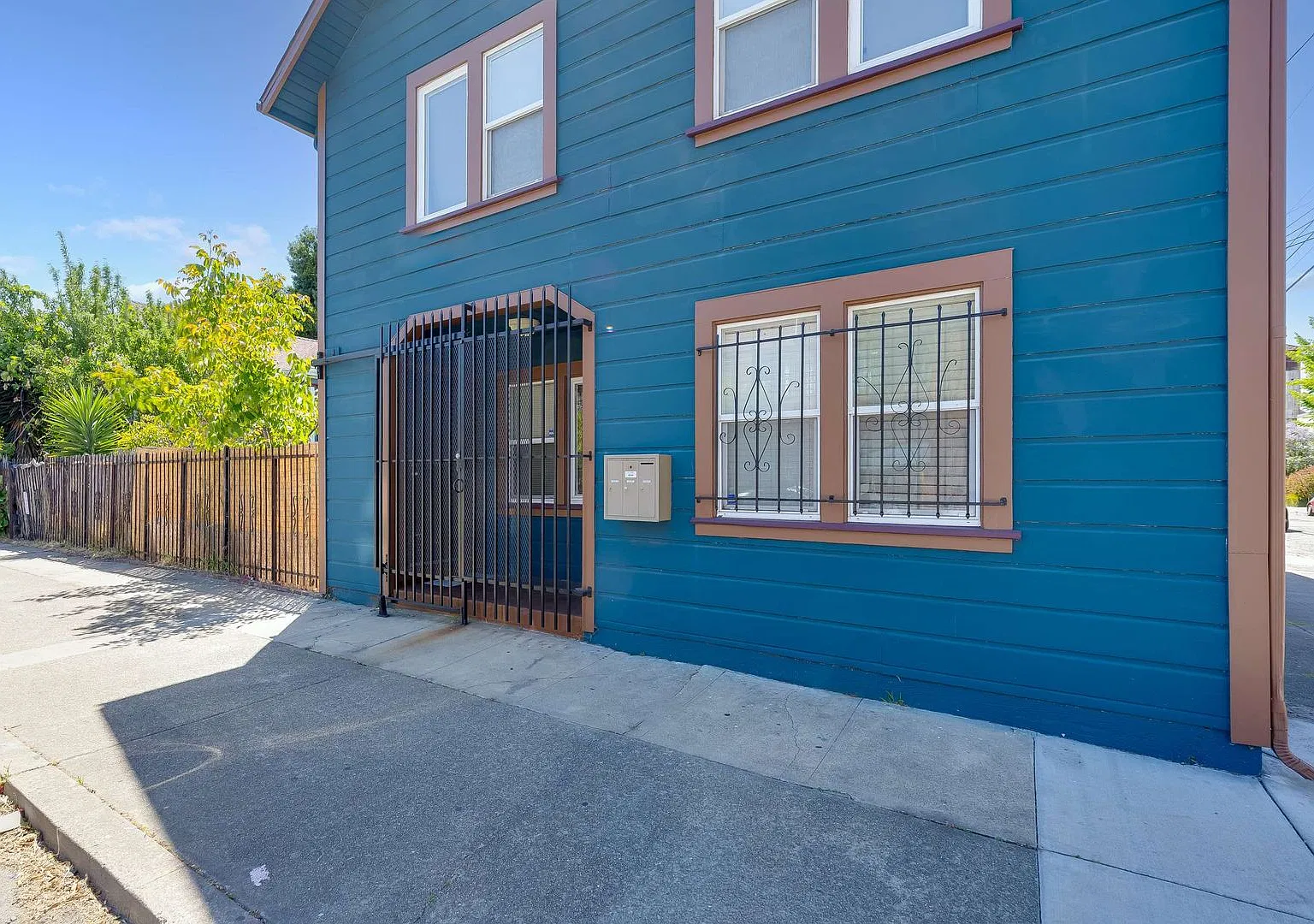 2337 Adeline St — Photo 2