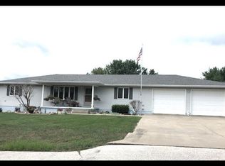 1313 Hilldale Dr, Macon, MO 63552