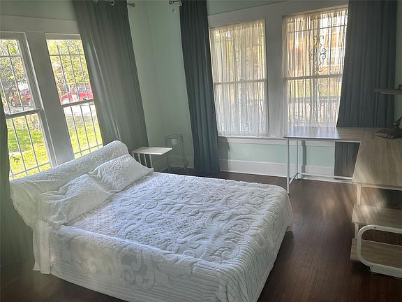 2nd image of 122 Bedford St