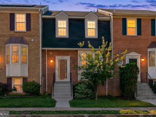 6749 Cardinal Woods Ct, Lorton, VA 22079