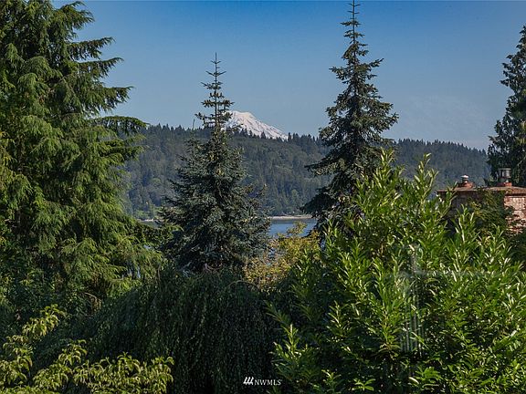 Beautiful sunny day with view of Mt. Rainier>