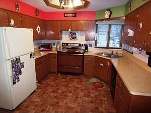 Kitchen - cherry atmosphere for meals! 