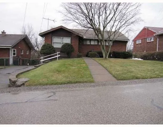 215 Kingston Dr photo 1