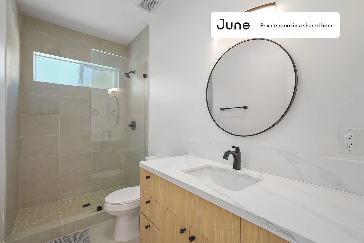 Queen bedroom in 4 bed/3 bath home in Hollywood #1857 D — Photo 2