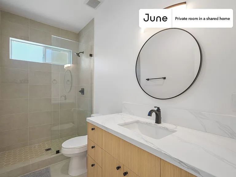 1321 N June St #D — Photo 2