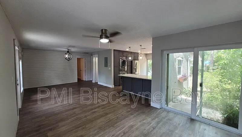 3 bed, 2.0 bath, 1137 sqft, $3,000 — Photo 2
