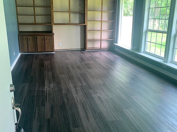 3rd image of 114 Lakeside Dr