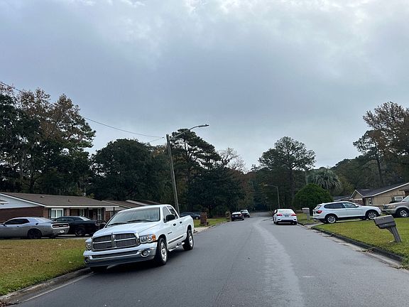 5th image of 2208 N Parkwood Dr