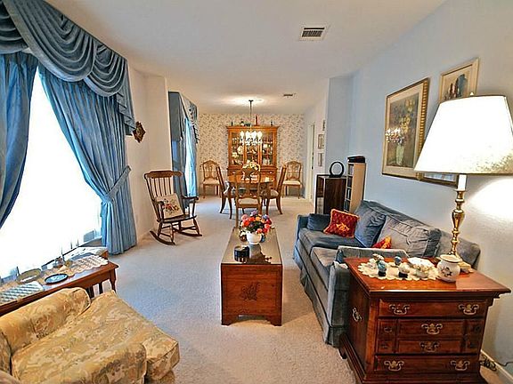 3rd image of 2407 Meadow Way Dr
