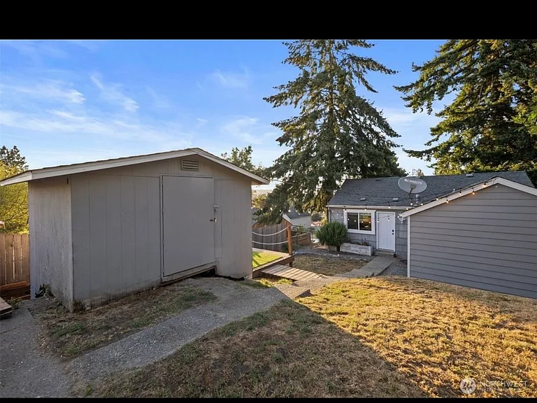 2036 E Morton St — Photo 9