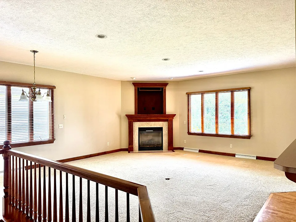1142 Pine Bluff Dr NE