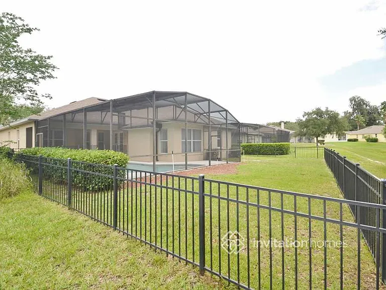 726 Lakeworth Cir — Photo 12