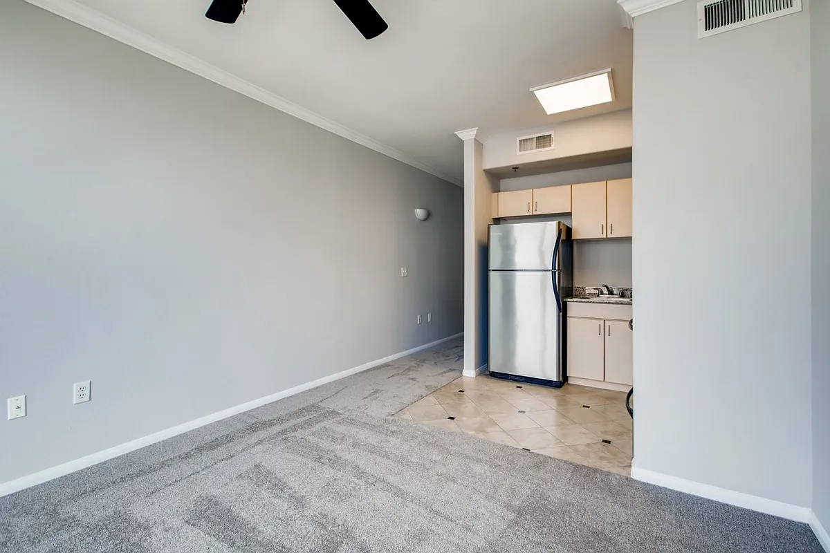 Building Photo - 1643 6th Ave #406
