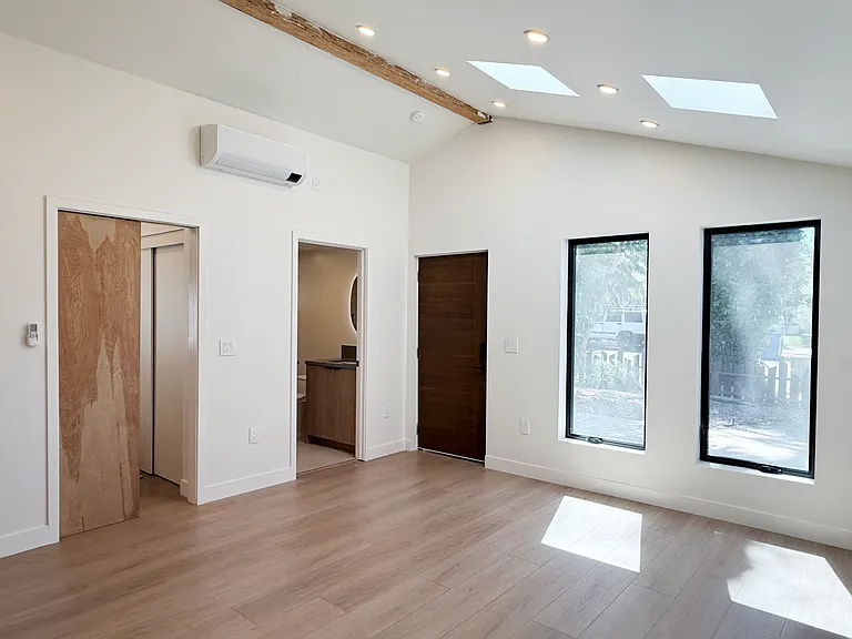 21905 Providencia St — Photo 4