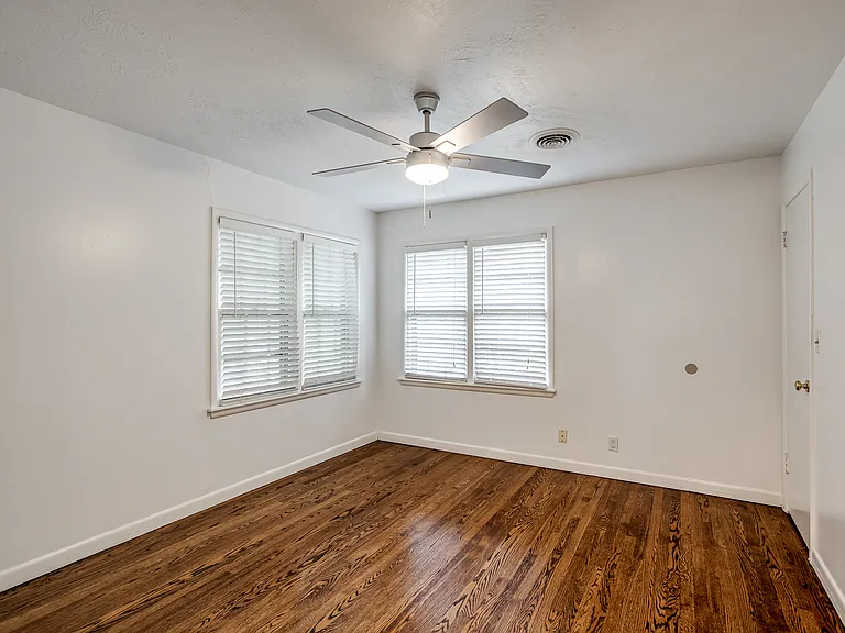 4620 N Harvey Pkwy #1/2 — Photo 19