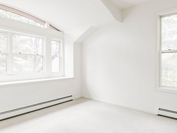4th image of 910 Kalmia Ave