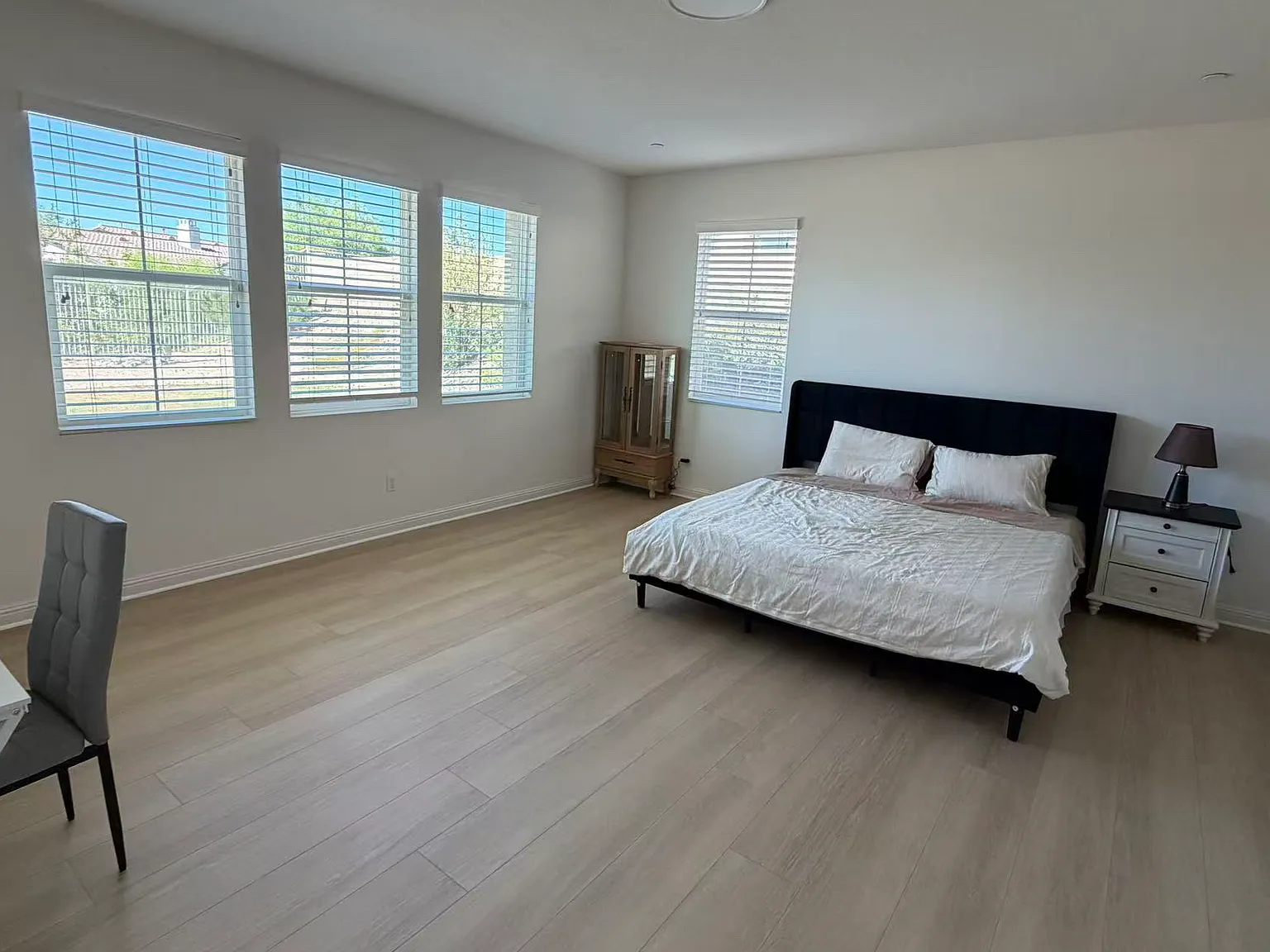 5 bed, 4.5 bath, 4051 sqft, $2,200 — Photo 4