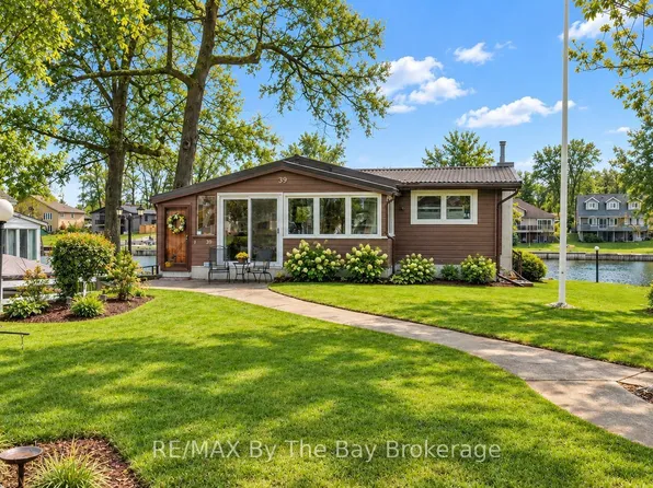 39 Old Mosley St, Wasaga Beach, ON L9Z 2J8