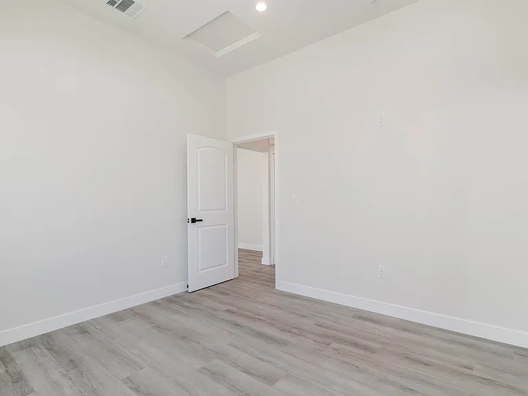 10656 Nassau Ave — Photo 11