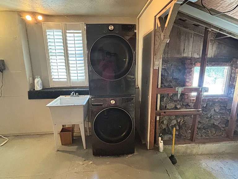 Garage - Laundry