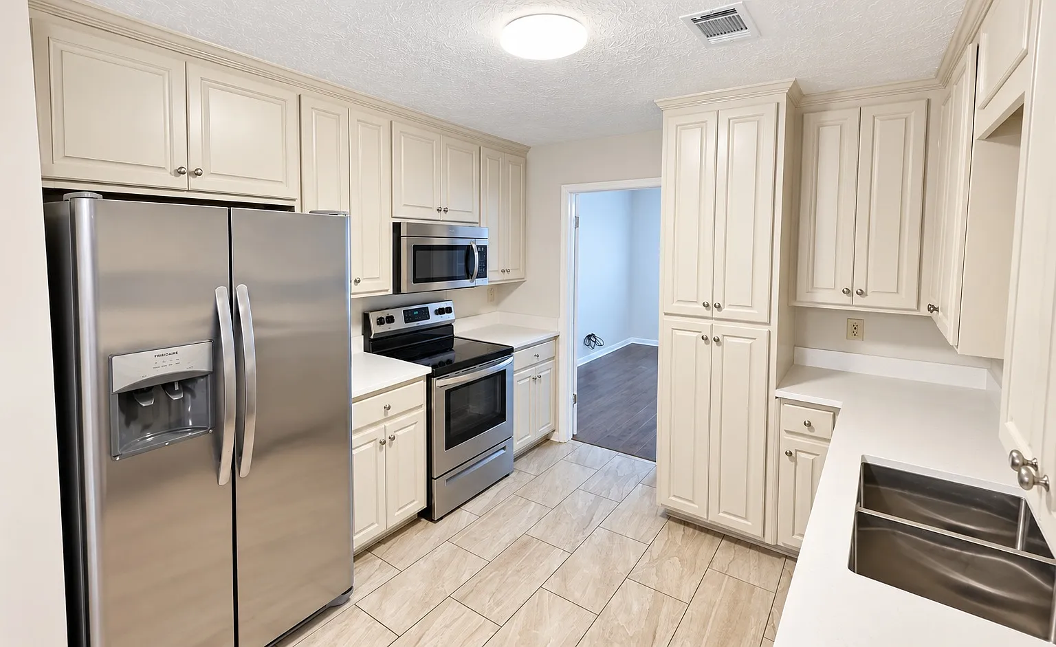 3606 Farmfield — Photo 4