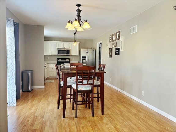3rd image of 927 Caledonia Ct