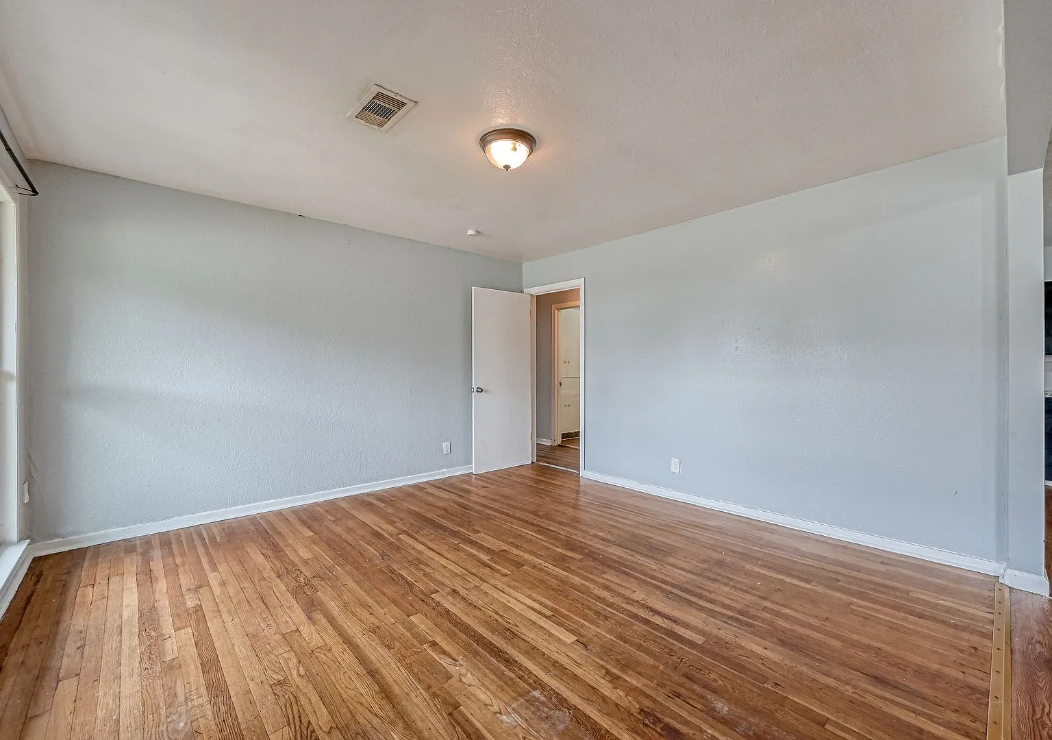 Affordable spacious 4bed/2bath single-family house! — Photo 3
