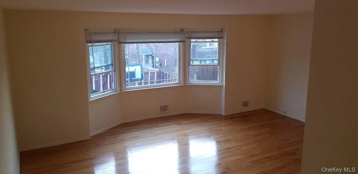 3 bed, 2.5 bath, 1900 sqft, $4,500 — Photo 3