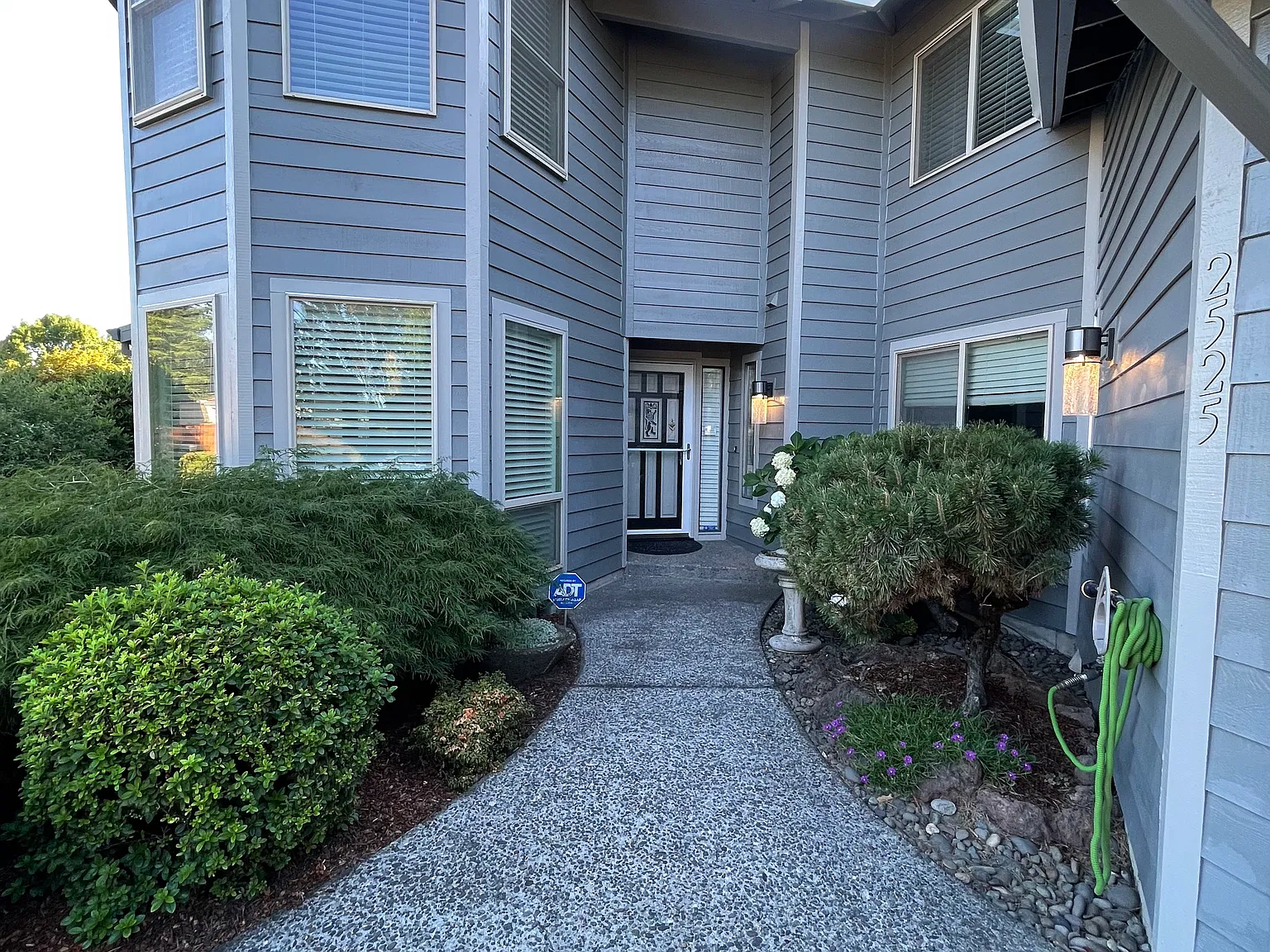 3 bed, 2.5 bath, 2460 sqft, $3,200 — Photo 3