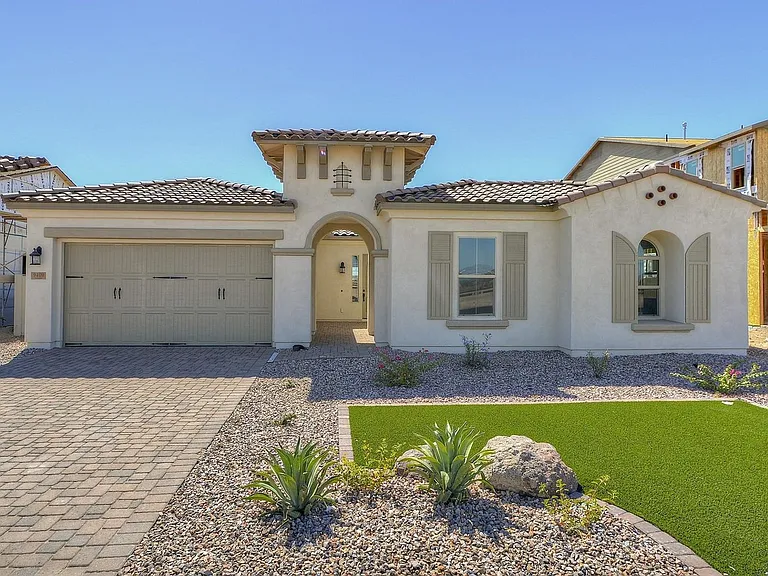 9409 W Daley Ln — Photo 1