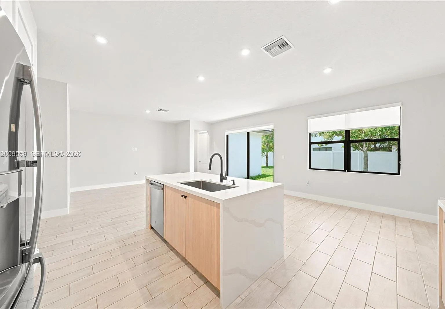 4 bed, 2.5 bath, 1790 sqft, $3,900 — Photo 3