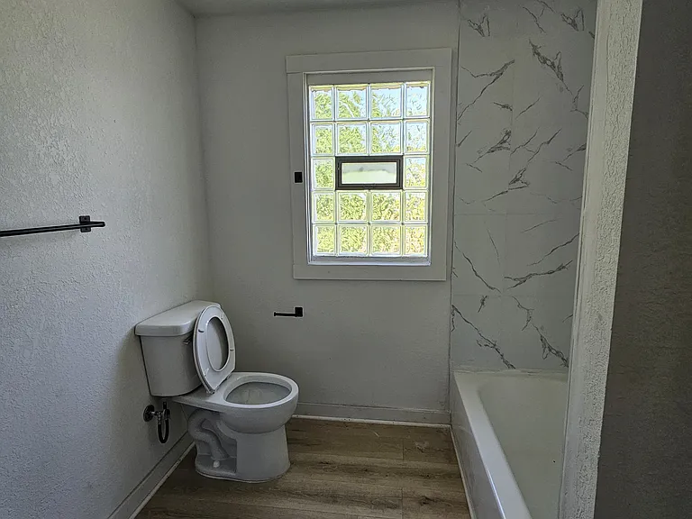 4001 E Outer Dr — Photo 12