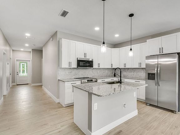 5th image of 312 NW Baker Rd