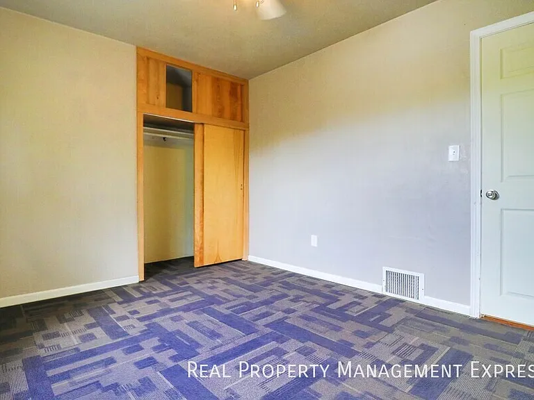 2905 E 19th St — Photo 9